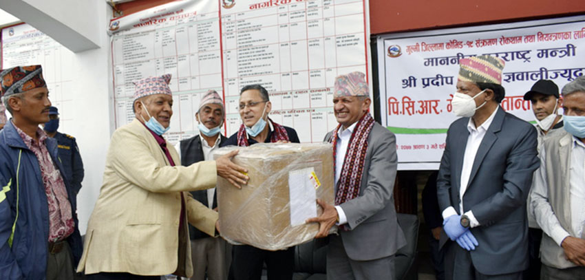 जिल्ला विपद व्यवस्थापनलाई मेसिन हस्तान्तरण गर्दै मन्त्री प्रदिप ज्ञवाली ।
