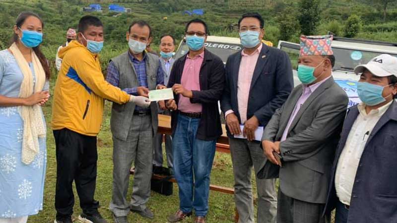 एनआरएनएद्धारा पहिरी पीडितलाई ५ लाख आर्थिक सहयोग