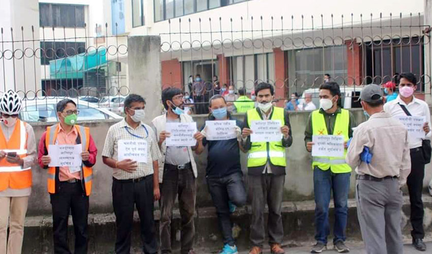 जबरजस्ती निष्काशनमा परेका पत्रकार तथा कर्मचारीद्वारा कान्तिपुरको काममा अवरोध
