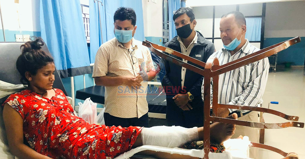 तमादीको पहिरोमा एक्लै बाँचेकी घाईते मनिषाको प्रश्न : घरका सबै बितेका हुन र ?