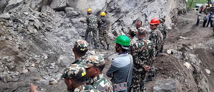 पहाड फोडेर गोरेटो बाटोको ट्रयाक खोल्दै नेपाली सेना