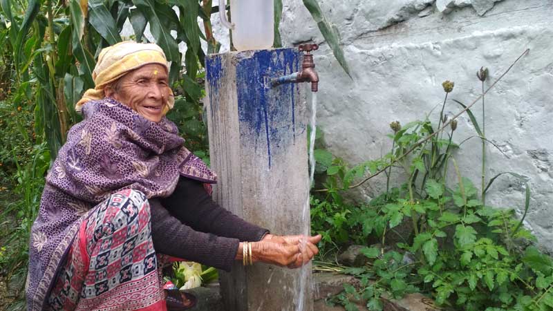 मुगुको चैनगाउँमा घरघरै पानीका धारा आएपछि गाउँले खुसी