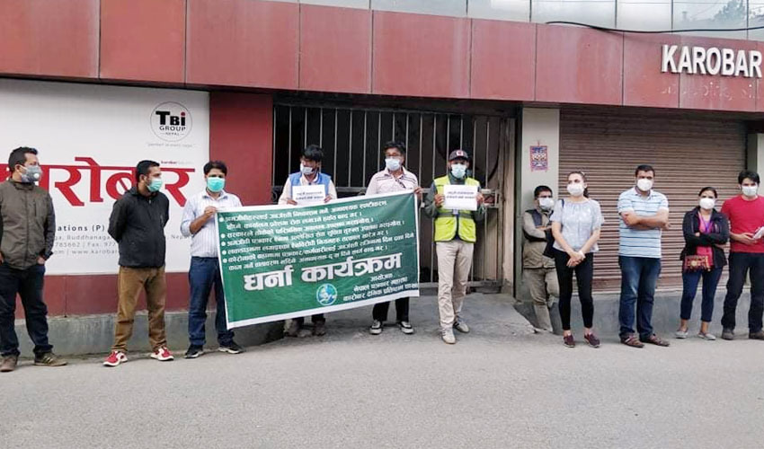काराेबार दैनिकमा सञ्चालक र पत्रकारबीच किचलाे, सम्झौता कार्यान्वयनकाे माग गर्दै सुरू भयाे आन्दोलन
