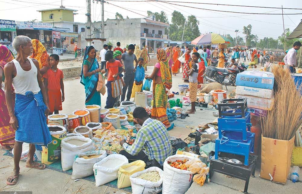 ग्रामीण बजारहरूमा पनि चाडपर्वको नाममा सडकमै व्यापार