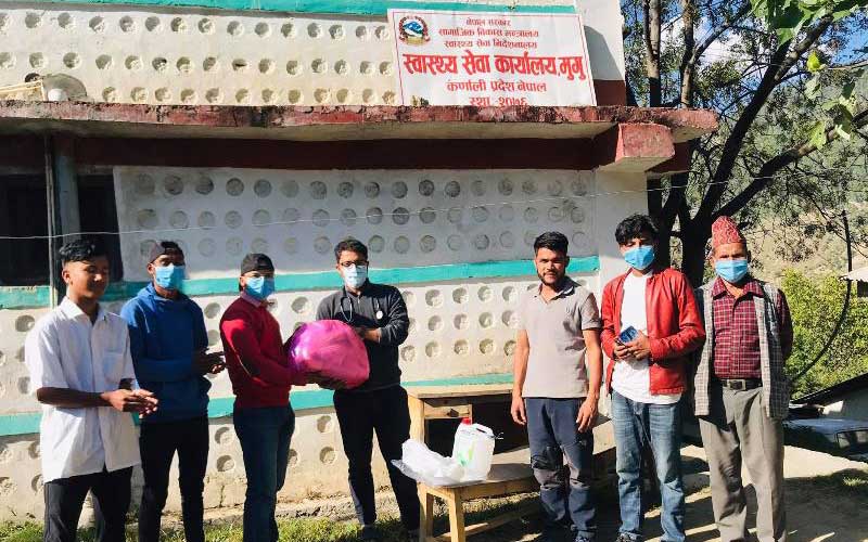 तारा देबि शाही स्मृति प्रतिष्ठानद्धारा स्वास्थ्य समाग्री हस्तान्तरण