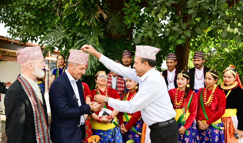 अमेरिकी राजदूत र्‍यान्डी बेरीले पनि लगाए दसैंकाे टिका