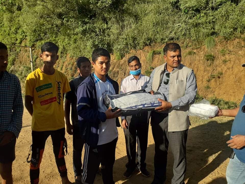 राजु कोइरालाद्वारा खेलकुद सामाग्री र कृषि बिउबिजनको वितरण