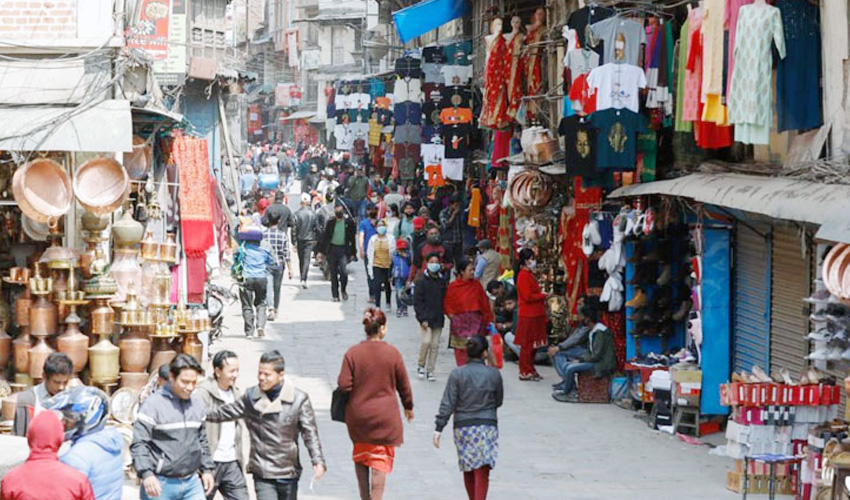 बजारमा दशैँ चहलपहल, तर व्यापारी भन्छन्– हिँड्ने बढे, किन्ने बढेनन्