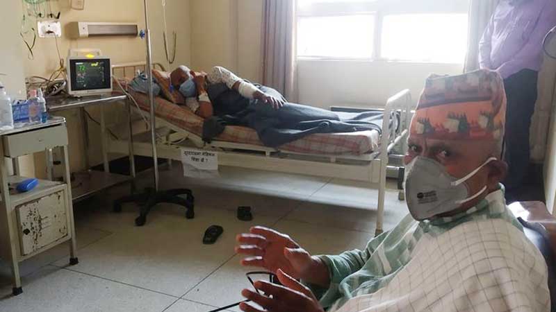 अनशनरत डा. केसीलाई भेट्न अस्पताल पुगे पूर्वराष्ट्रपति  डा. यादव