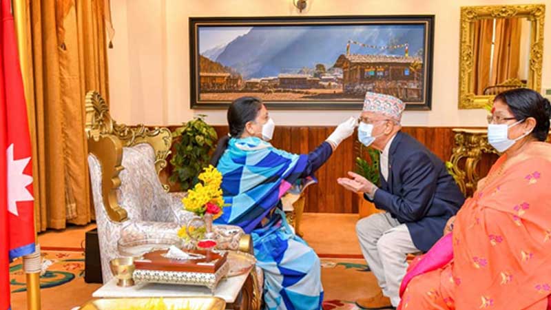 प्रधानमन्त्रीले लगाए राष्ट्रपतिको हातबाट टिका