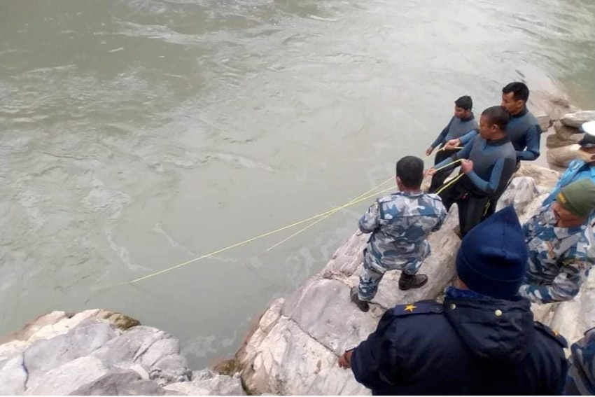 त्रिशूलीमा बेपत्ता तीनमध्ये दुईको शव फेला, १५ वर्षीया जिनिसा रोक्काको खोजी कार्य जारी