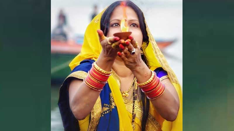 आज छठपर्वको तेश्रो दिन, अस्ताउन लागेको सूर्यलाई अर्घ दिई पूजापाठ गरिने