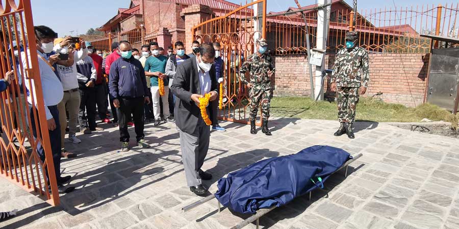 यसरी गरे पूर्वसभामुख महराले पत्नीको अन्तिम विदाई (तस्बिरसहित)