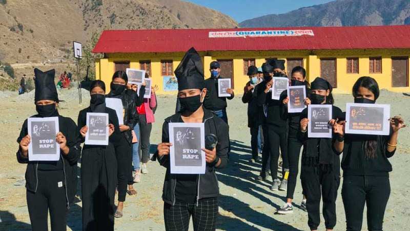 ‘हामी किशोरी कहिले सम्म असुरक्षित रहेर बस्ने ?’ भन्दै  प्रर्दशनमा उत्रिए मुगुका किशोरीहरु