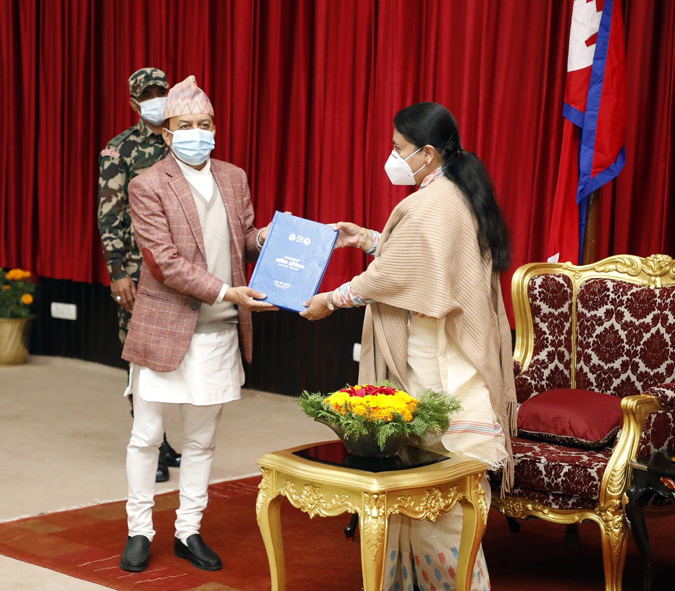 राष्ट्रपति भण्डारीसमक्ष लोकसेवा आयोगको प्रतिवेदन पेश
