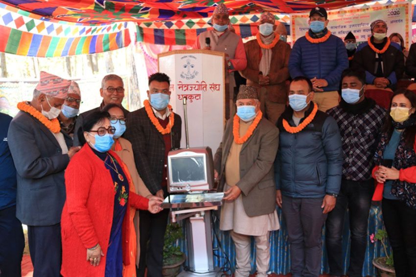 हिमालयन बैंकद्वारा अस्पताललाई ३५ लाखको मेसिन हस्तान्तरण