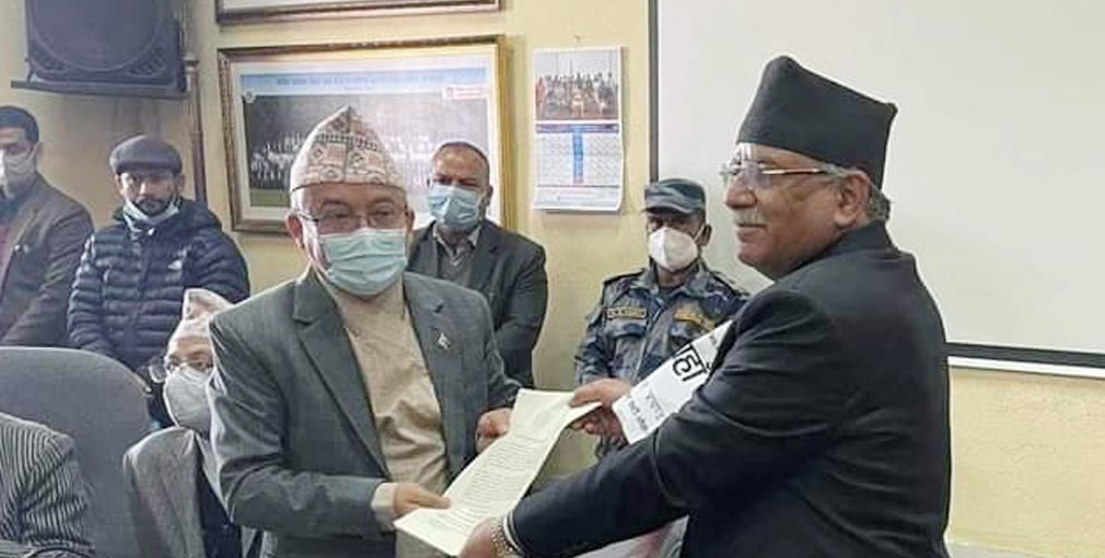 प्रचण्ड–नेपालसहितका नेताहरुले निर्वाचन आयोगमै पुगेर बुझाए ३१५ केन्द्रीय सदस्यको हस्ताक्षर