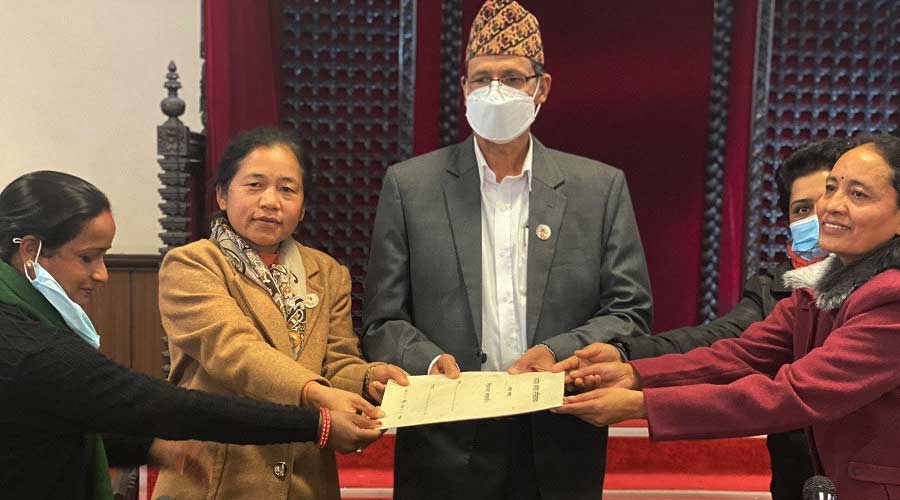 प्रधानमन्त्रीको कदमविरुद्ध विभिन्न पार्टीका महिला संगठनले बुझाए सभामुखलाई ध्यानाकर्षण पत्र