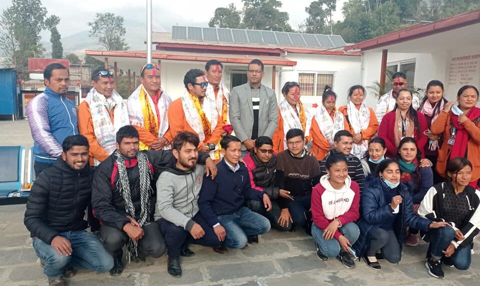 गाउँपालिकाद्वारा तिलमान र युवा पिक आरोहीलाई सम्मान