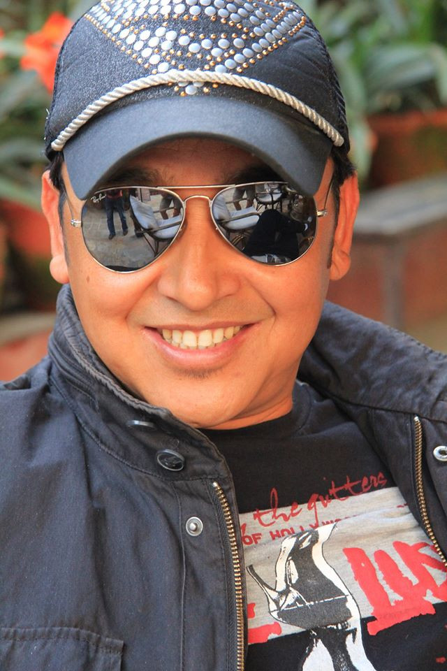 विपन्नलाई घर हस्तान्तरण गर्दै गायक मिलन लामा