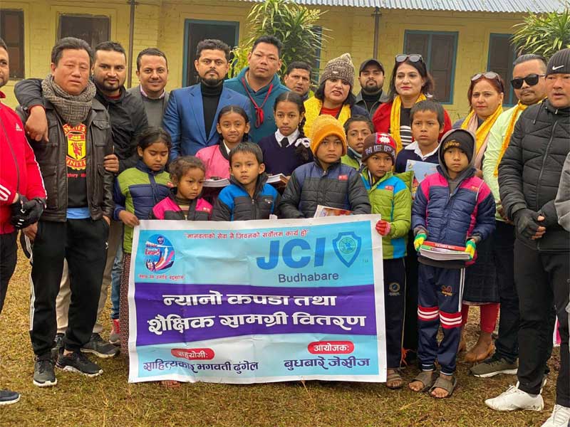 बुधबारे जेसीजद्धारा विपन्न विद्यार्थीलाई न्यानो कपडा तथा शैक्षिक सामग्री वितरण