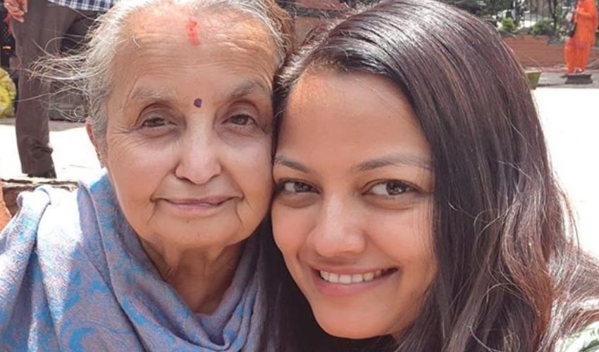 आमा गुमाएको एकवर्ष पुगेको दिन ऋचाले लेखिन यस्तो भावुक स्टाटस