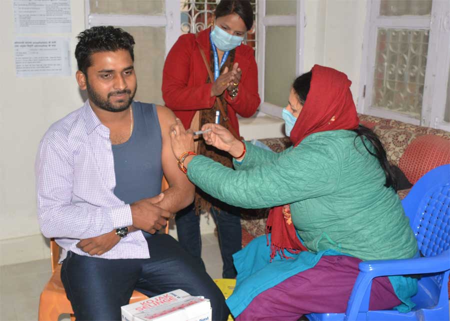 लगाइयो कोरोना भाइरस विरुद्धको पहिलो चरणको खोप (हेर्नुहोस् तस्बिरमा)