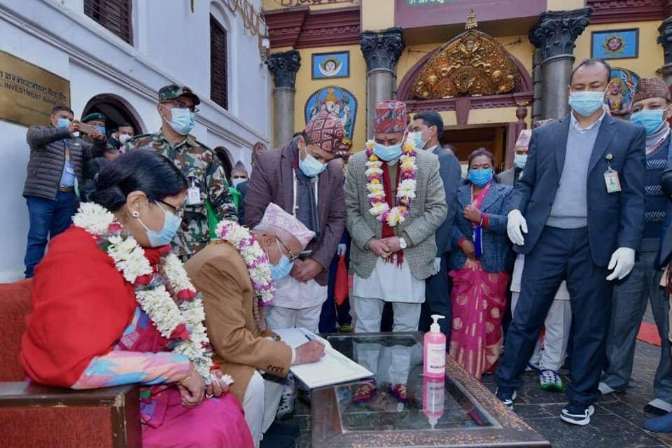 पशुपतिनाथमा विशेष पूजासहित सवा लाख दीप प्रज्ज्वलन गर्दै प्रधानमन्त्री ओली