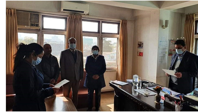 नेपाल राष्ट्र बैंकका प्रमुखद्वारा घिमिरेले लिइन् मञ्जुश्री फाइनान्सको अध्यक्षको सपथ