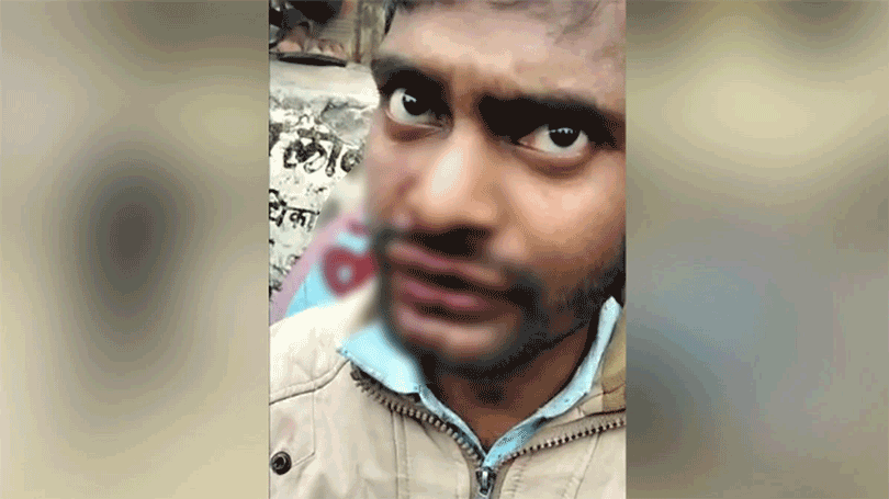 सडकमै दाइले भाइको घाँटी रेटी रहे, भिड रमाइलो मान्दै भिडियो बनाइरह्यो