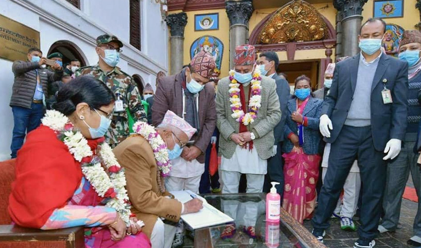 पुजाआजा पछि पशुपति मन्दिरमा प्रधानमन्त्री केपी शर्मा ओली । तस्बिर : प्रधानमन्त्रीको सचिवालयबाट