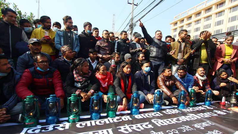 संसद विघटनको धारा खोज्दै राजधानीमा दिउँसै लालटिन बालियो