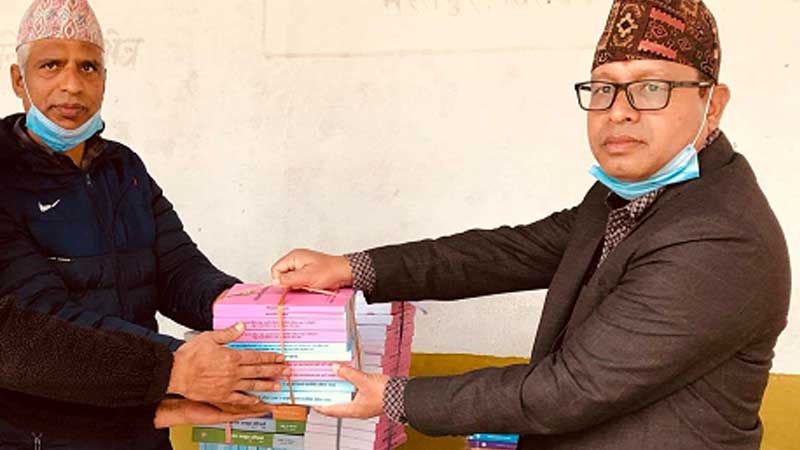 सरकारी वकिलको कार्यालयले दियो कैदी बन्दीका लागि पुस्तक