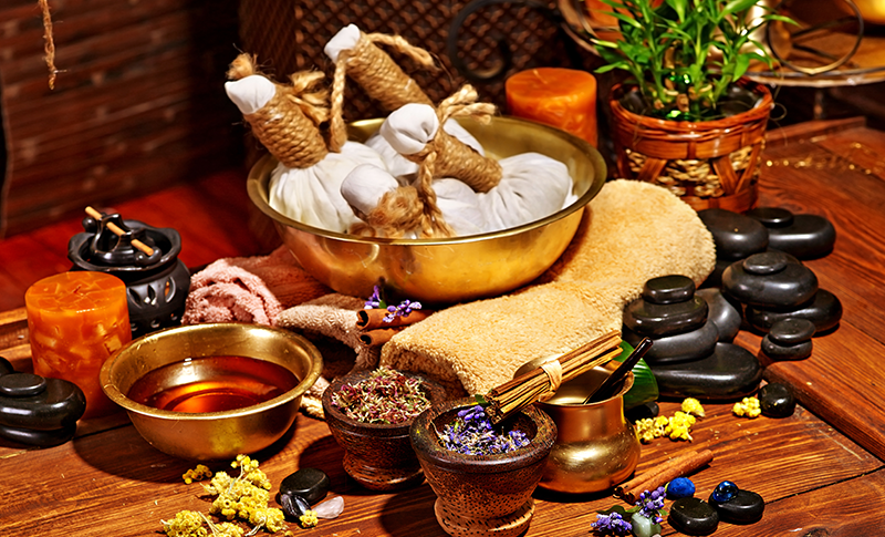 सङ्क्रमितलाई घरमै पुगी आयुर्वेदिक औषधि वितरण शुरु