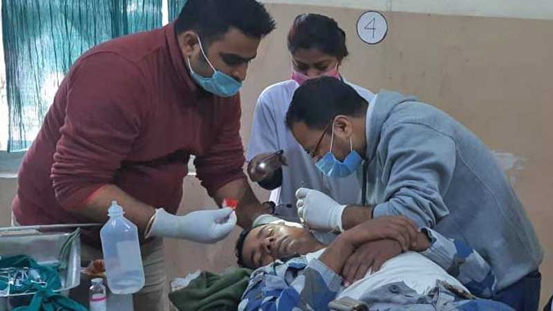 भारतीय बालुवा तस्कर र प्रहरीवीच झडप हुँदा शसस्त्र प्रहरीका तीन जवान घाईते