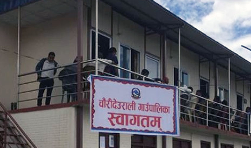काभ्रेमा ओली समूहका नेता चढेकाे गाडी तोडफोड