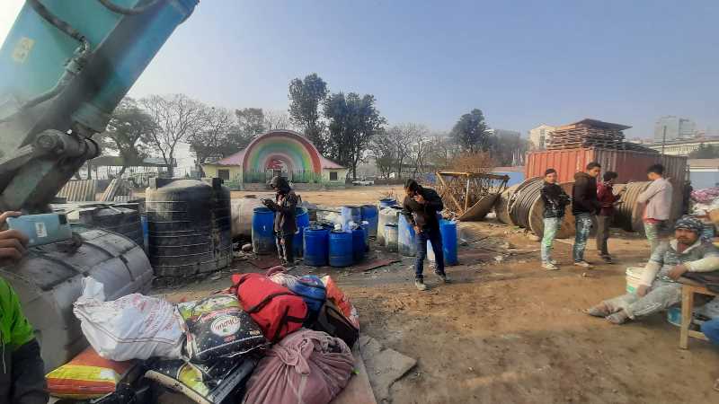 खुलामञ्चमा राखिएका सामग्री हटाउने कार्य शुरु