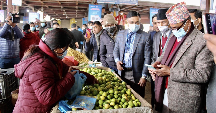तिनकुनेस्थित हरित सामुदायिक कृषि बजारमा माछापुच्छ्रे बैंकको क्यूआर कोड सेवा