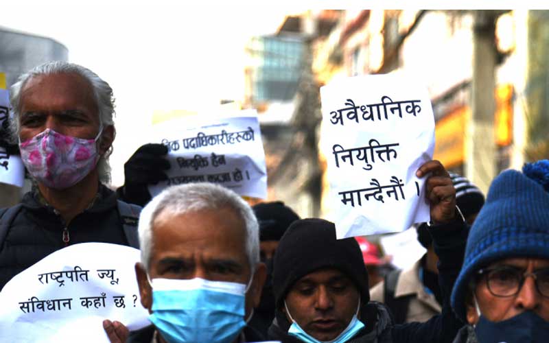 ‘राष्ट्रपतिज्यू संविधान कहाँ छ ?’ भन्दै नागरिक अगुवा पुगे शितलनिवास