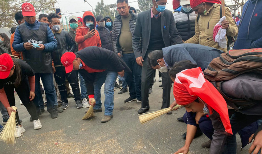 नारायणकाजीको नेतृत्वमा सभा स्थलको सरसफाई