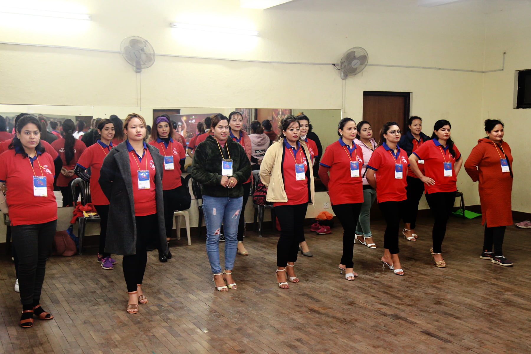 ‘मिसेस ब्यूटी क्वीन नेपाल २०२१’ का छनौट प्रतियोगीहरुलाई प्रशिक्षण दिँदै (फोटो फिचर)