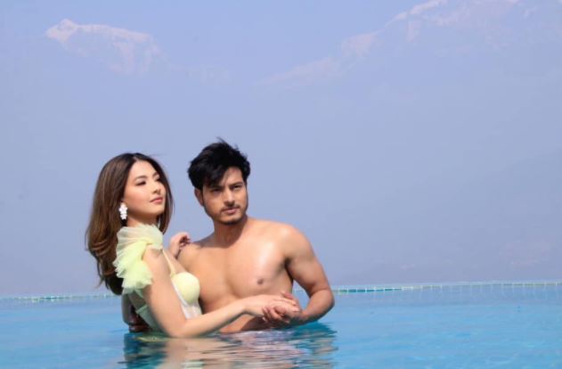 स्विमिङ पुलमा रमाउँदै साम्राज्ञी र पुष्प