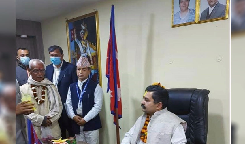 प्रदेश प्रमुख अहिराजले कार्यालयमा राखे पृथ्वीनारायण शाहको तस्बिर