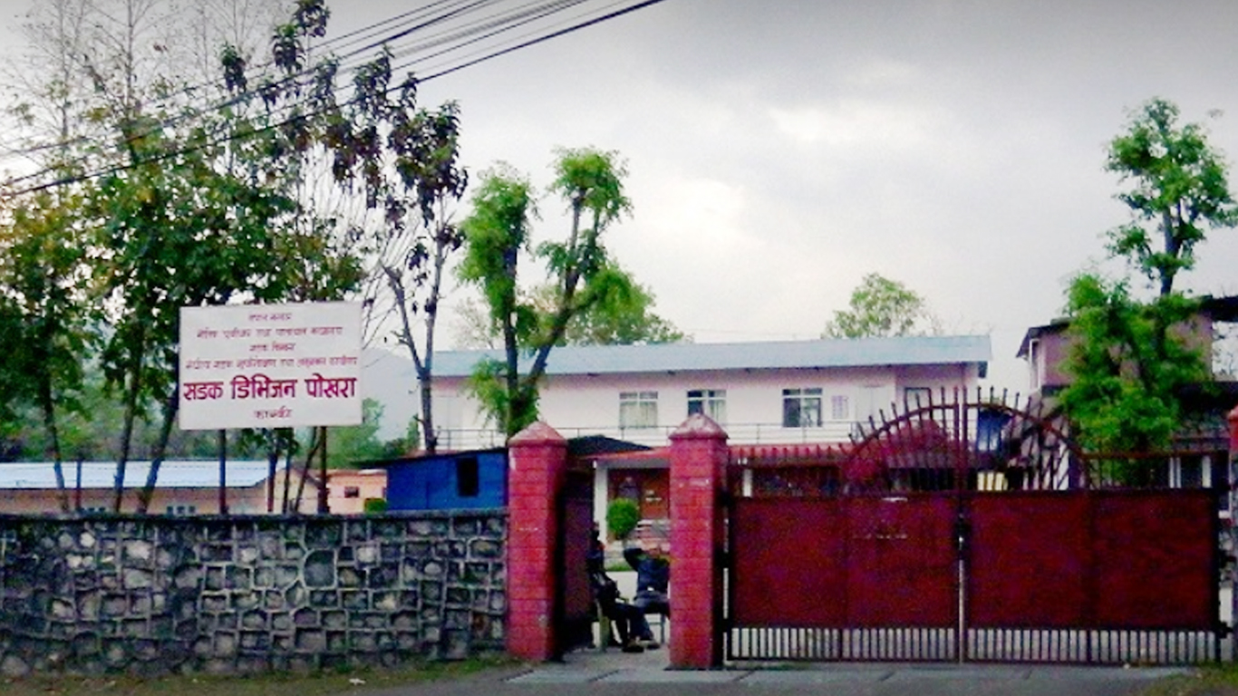 सिद्धार्थ राजमार्गमा सडक विस्तार ढिलाई गर्ने ठेकेदारलाई डिभिजनले काट्यो पत्र
