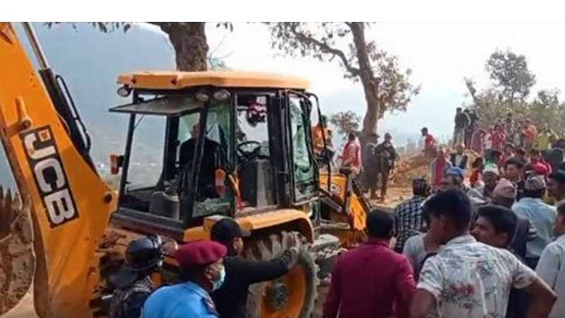खाल्डोमा खसेकी महिलालाई जिउँदै पुरेर भागे एक्स्काभेटर चालक !