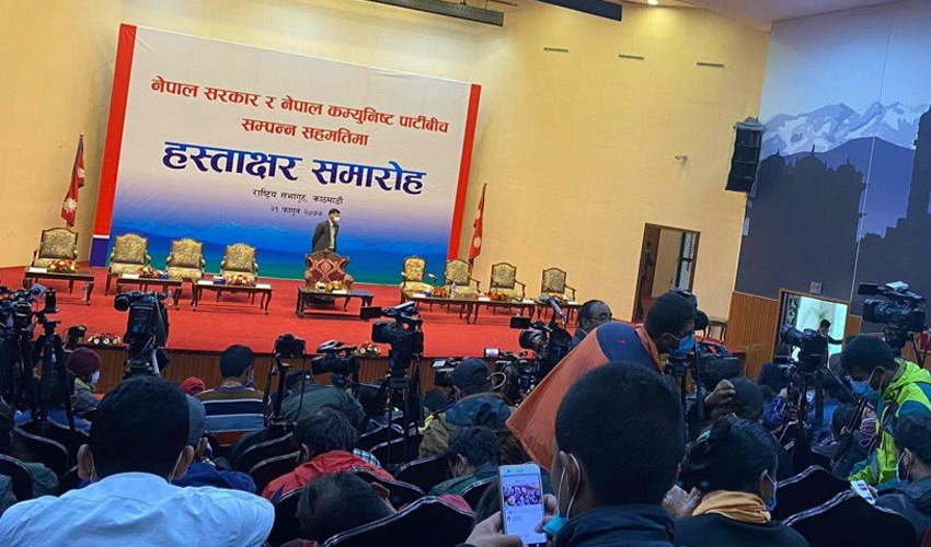 विप्लवसँग सहमती गर्ने मञ्चको सजावट, प्रधानमन्त्रीलाई विशेष आशन