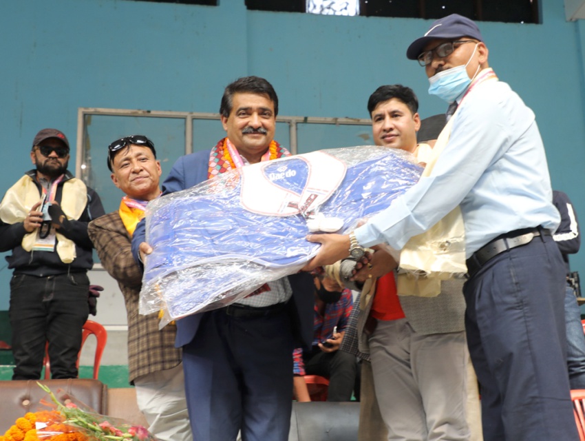 सुमेरु ग्रुपका अध्यक्ष भरत महर्जनद्धारा भक्तपुरका डोजोलाई खेल सामाग्री प्रदान
