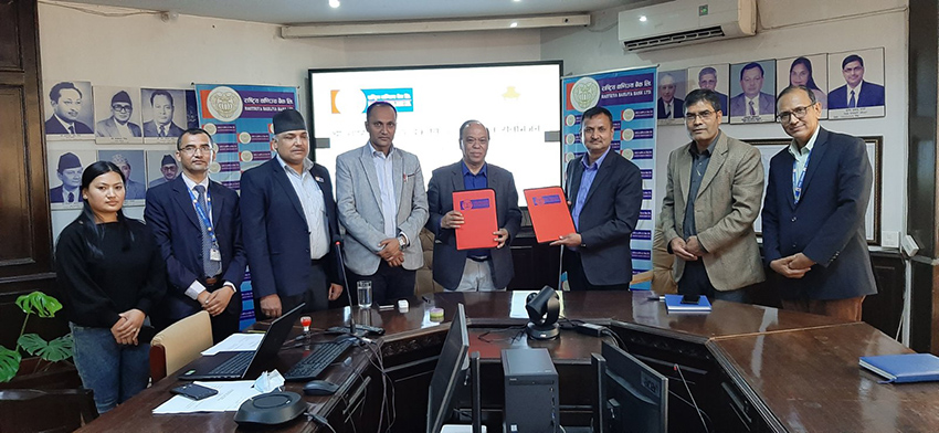 राष्ट्रिय वाणिज्य बैंकद्धारा ट्राफिक प्रहरीलाई ट्राफिक लाईट हस्तान्तरण