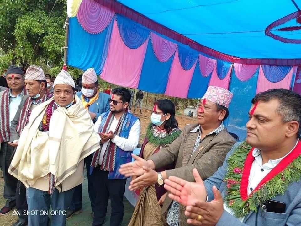 नेपाली कांग्रेसका नेता ध्रुव पंगेनीको नेतृत्वमा १ सय २० जना एमालेमा प्रवेश