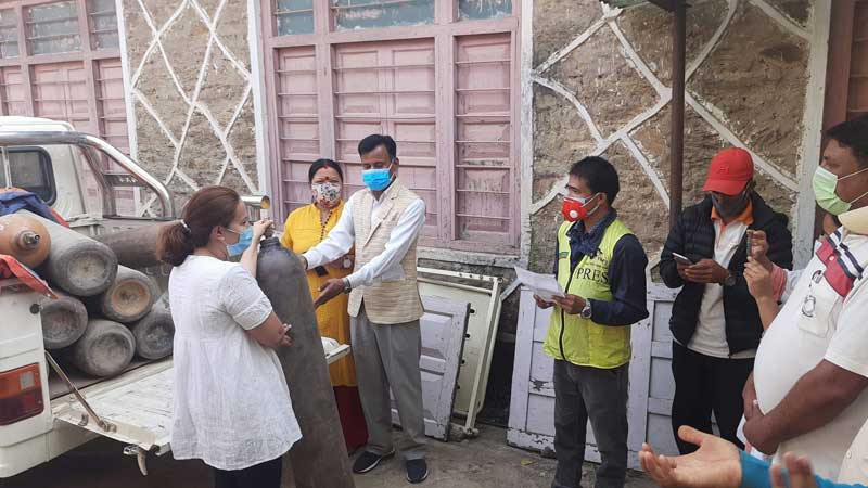 एनआरएनए अफ्रिकाको अक्सिजन अभियानः जिल्ला अस्पताल अछामलाई १० थान सिलिण्डर हस्तान्तरण